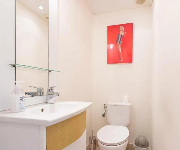 2 Bedrooms2 Bathroomsdouble Terrace & Garden In Palm Area Daire *